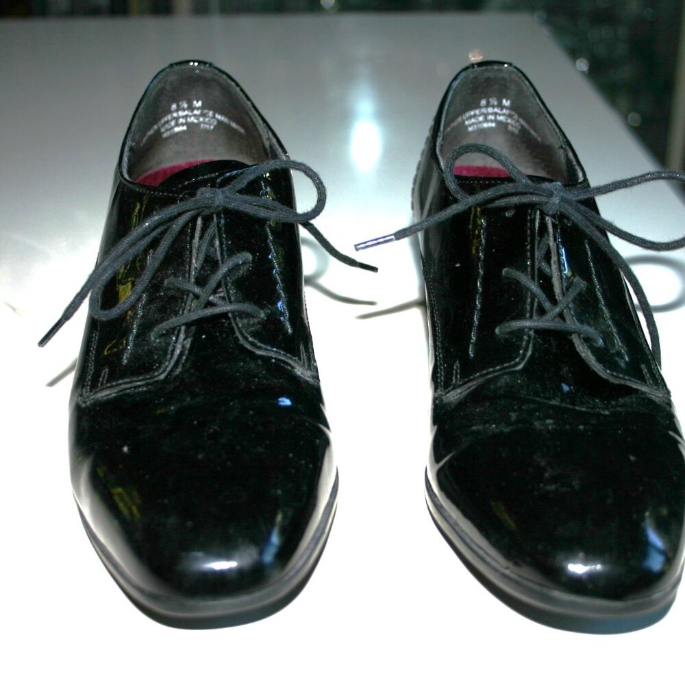 MUNRO OXFORD BLACK PATENT LEATHER 8 1/2B CHUNKY HEEL